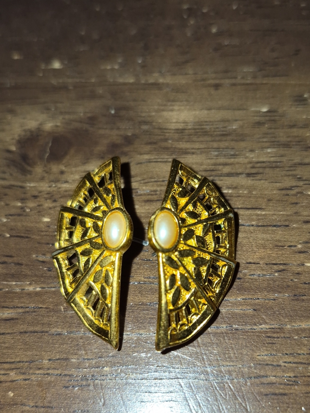 Avon 1988 Gold Tone Fan Like Faux Pearl Earrings